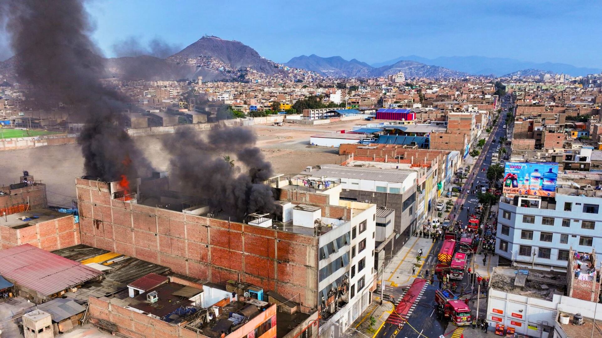 Bomberos desplegaron 35 unidades móviles en la cuadra 11 de la avenida Francisco Pizarro para combatir las llamas en el almacén de cueros. - Crédito: Andina