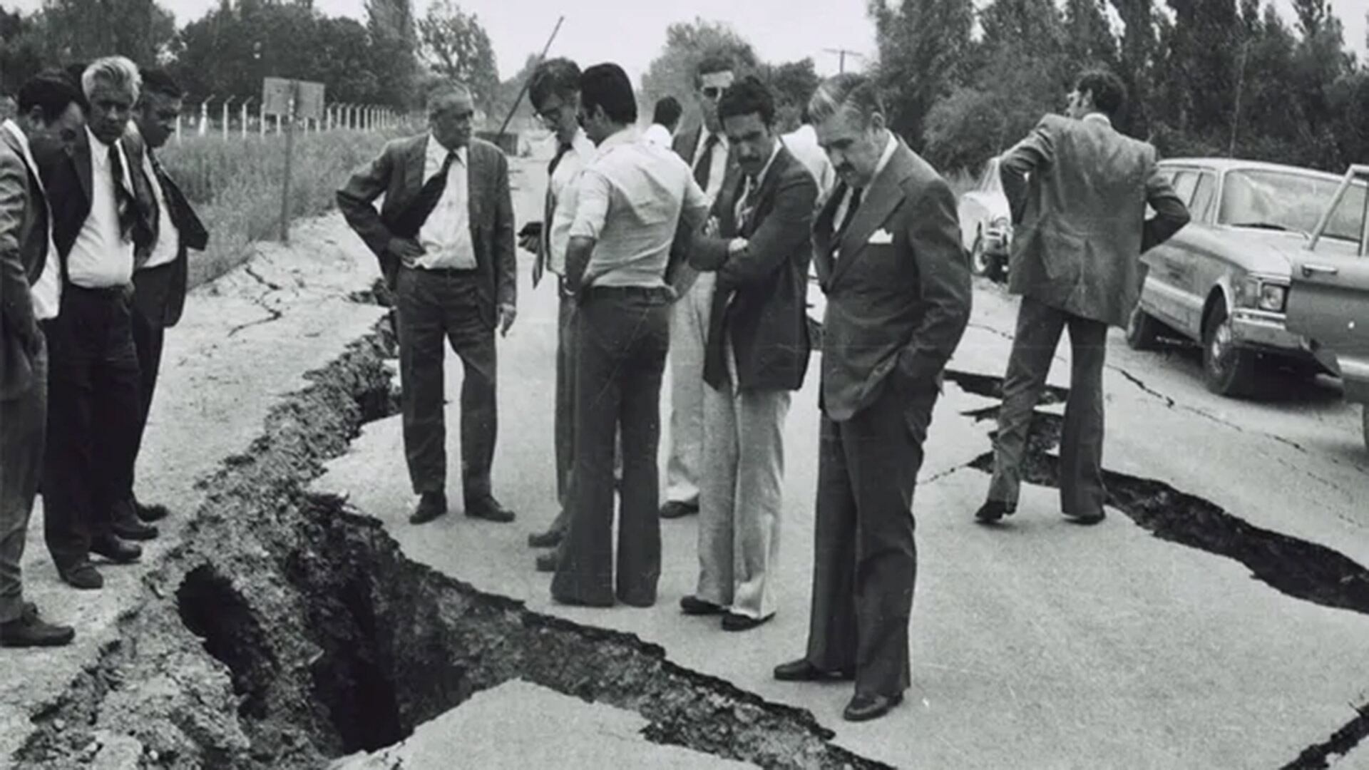 Grietas que asustan. La tierra se abrió, se movió primero en forma vertical y luego en forma horizontal