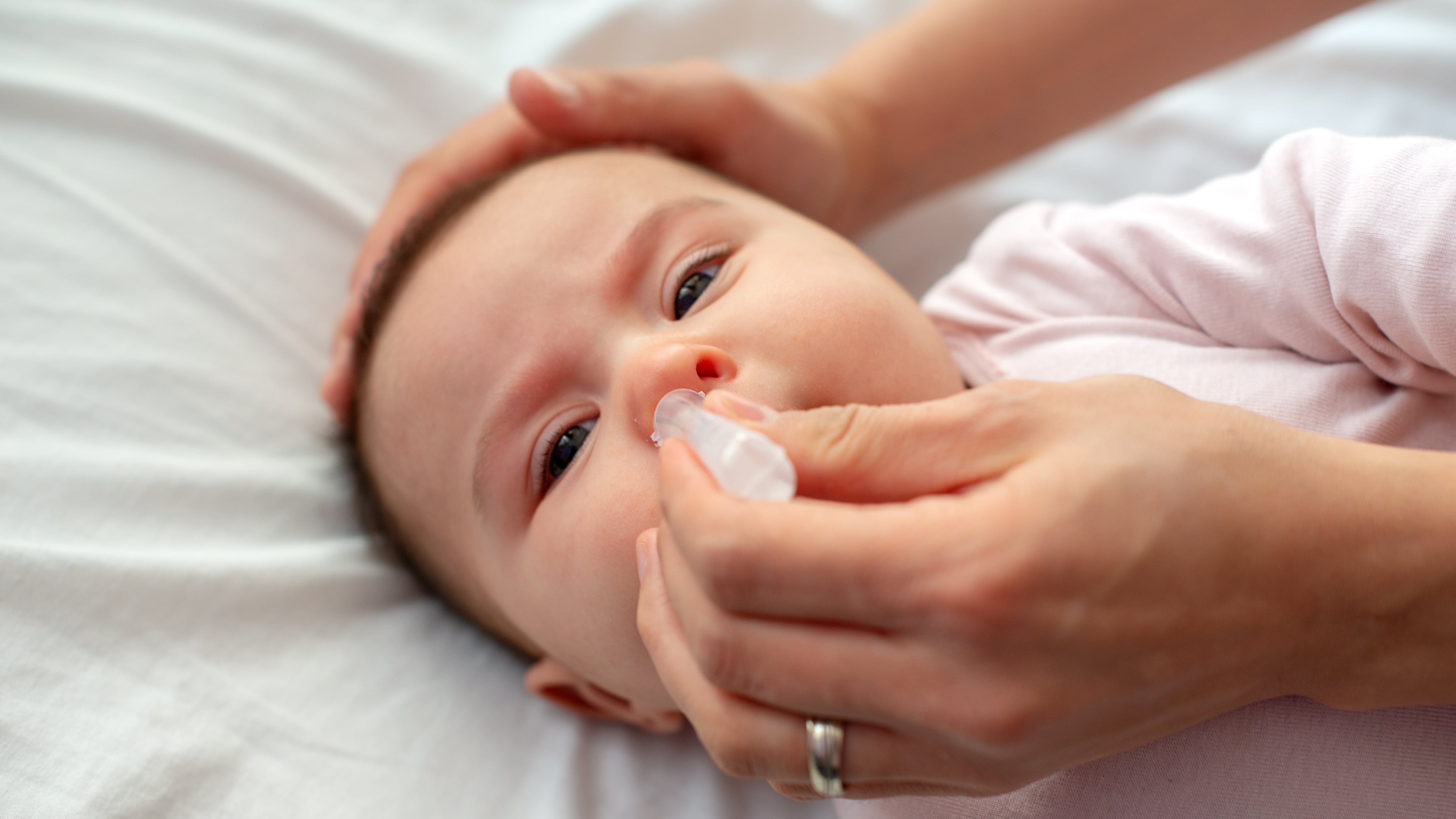 La irrigación nasal ayuda a limpiar las vías respiratorias, reducir la congestión y eliminar agentes irritantes como polvo o alérgenos (Shutterstock)