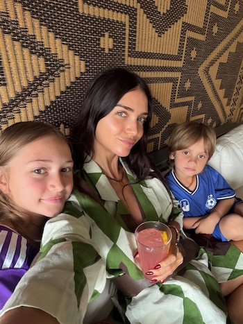 Zaira junto a sus hijos,