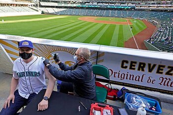 Un fan que recibe una