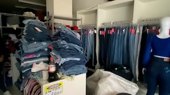 Una pila de pantalones en