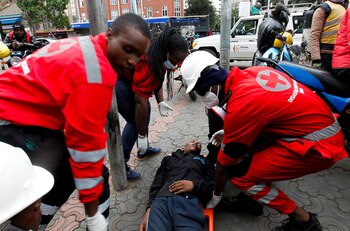 Paramédicos asisten a una persona