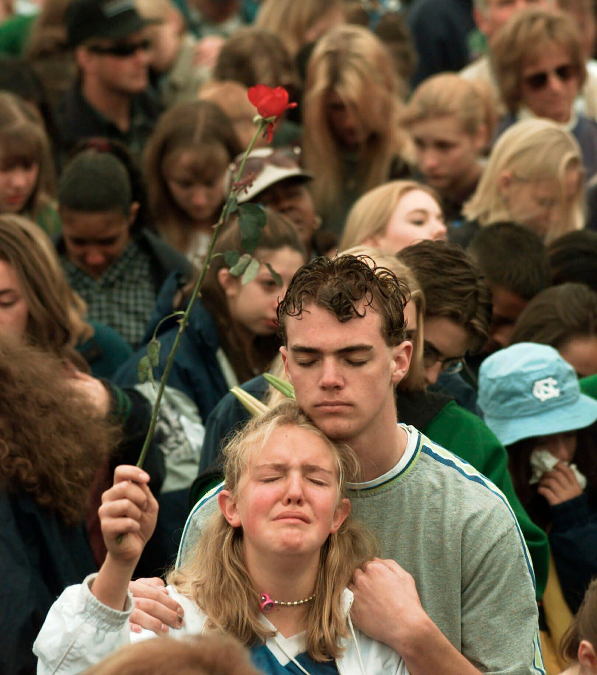 Una postal del 25 de abril de 1999, en un servicio conmemorativo por las víctimas del tiroteo en la escuela secundaria Columbine, en Littleton, Colorado (AP/Eric Gay)