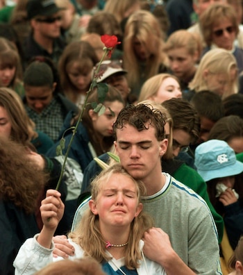 Una postal del 25 de abril de 1999, en un servicio conmemorativo por las víctimas del tiroteo en la escuela secundaria Columbine, en Littleton, Colorado (AP/Eric Gay)