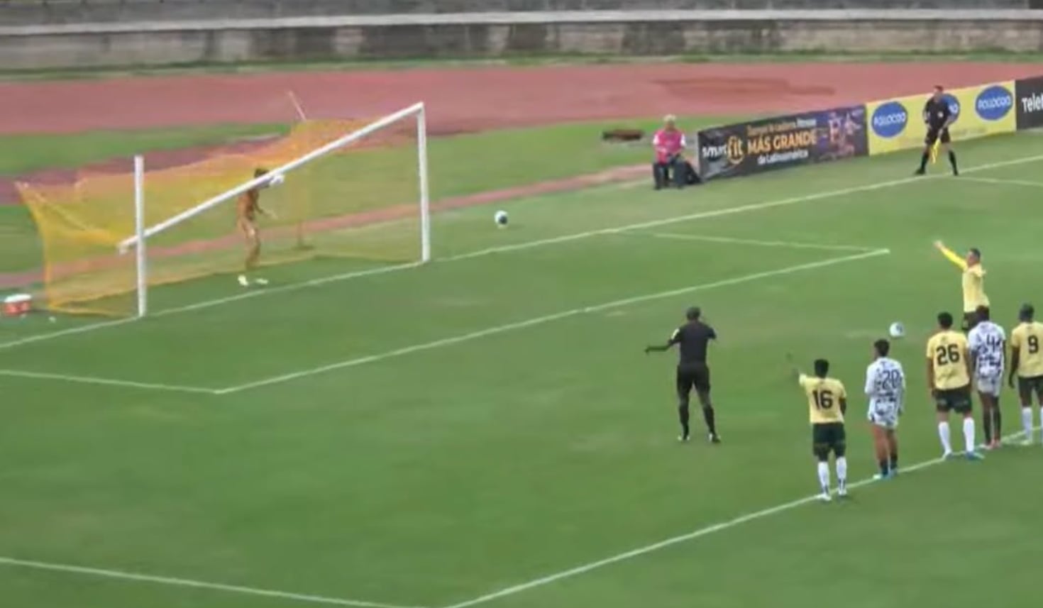 Al portero del Atlético FC se le cayó el travesaño superior de la portería en el estadio Ditaires de Itagüí - crédito Captura de video Win Sports