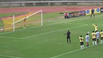 Se quedaron sin arco por culpa del portero: así fue como lo desarmó en pleno partido de Leones vs. Atlético FC