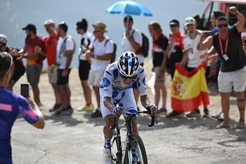 El ciclista colombiano Santiago Buitrago durante la 14ª etapa de La Vuelta a España, de 154,5 km de recorrido entre Jaén y la Sierra de la Pandera - crédito Toni Baixauli/EFE