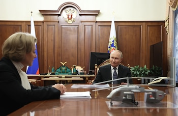 Imagen de archivo del presidente Putin y la directora de Rospotrebnadzor, Anna Popova (i), durante una reunión celebrada en 2024 (Alexander Kazakov / EFE / Sputnik)