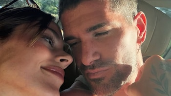 Tini Stoessel se convirtió en “la peluquera” de Rodrigo De Paul: el video del nuevo corte del futbolista