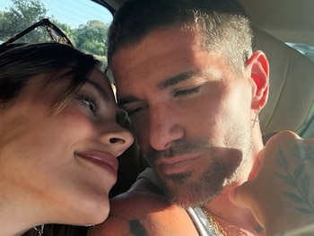Tini y Rodrigo, apoyados el uno en el otro dentro de un auto: una postal que define el tono del carrusel