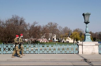 FOTO DE ARCHIVO: Oficiales de