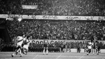 Con un certero cabezazo, Sotil