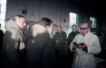 El capellán Fernández bautizando al