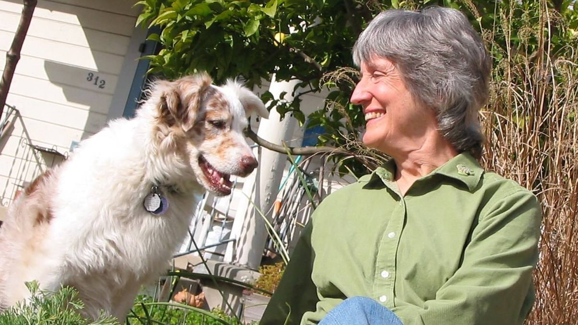 Nacida el 6 de septiembre de 1944 en Denver, Colorado, Donna Jeanne Haraway es una de las mentes más brillantes y disruptivas de la bisagra entre los siglos XX y XXI