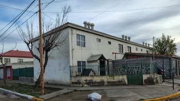 Encerrados, denustridos y golpeados: detuvieron a una madre y su pareja por maltrato infantil en Santa Cruz