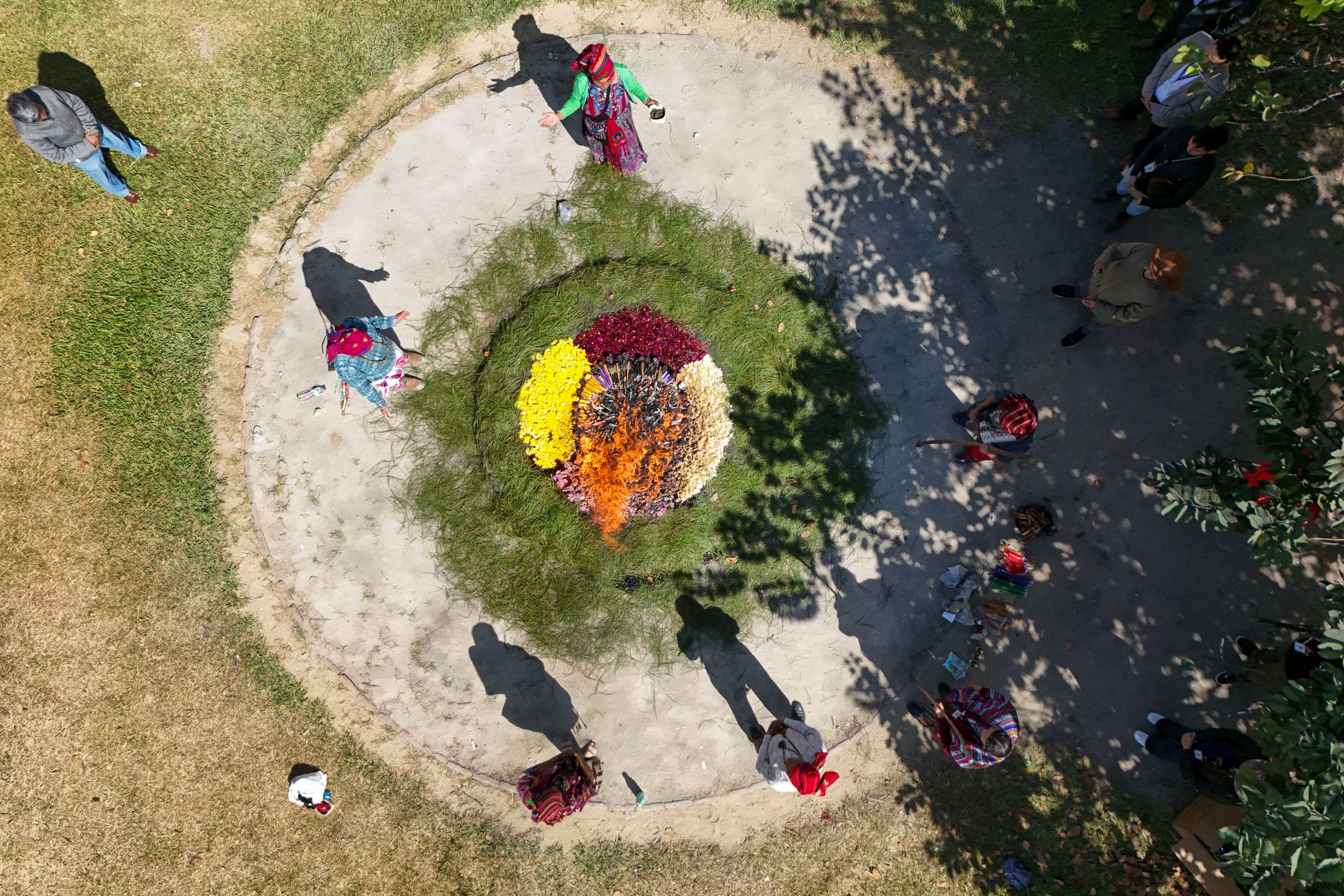 Pueblo en la ceremonia que conmemora el Día Internacional del Pueblo Indígena. (Photo by Johan ORDONEZ / AFP)