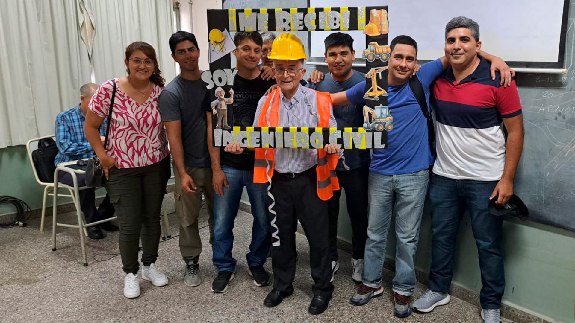 Luis Ángel Medina, 75 años, posando con algunos de sus compañeros el día que se recibió de ingeniero civil