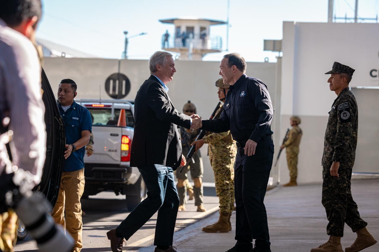 Presidente electo Kast recorre el CECOT junto a funcionarios de gobierno de El Salvador