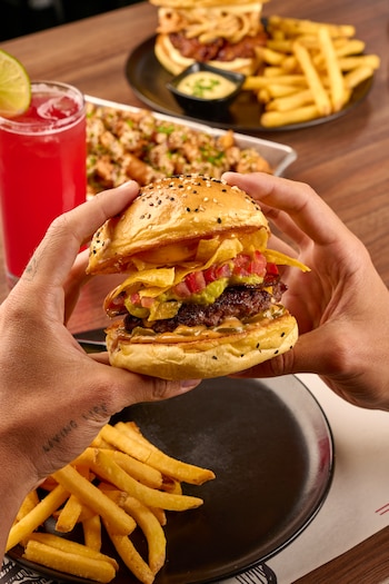 La carne es uno de los ejes de la propuesta. Bícono utiliza una mezcla elaborada principalmente con asado de tira, pecho y morrillo, con ganado nacional .