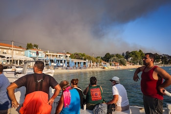 Un incendio cerca del pueblo griego de Siviri obliga a evacuar por mar (Photo by Vasilis VERVERIDIS / AFP)
