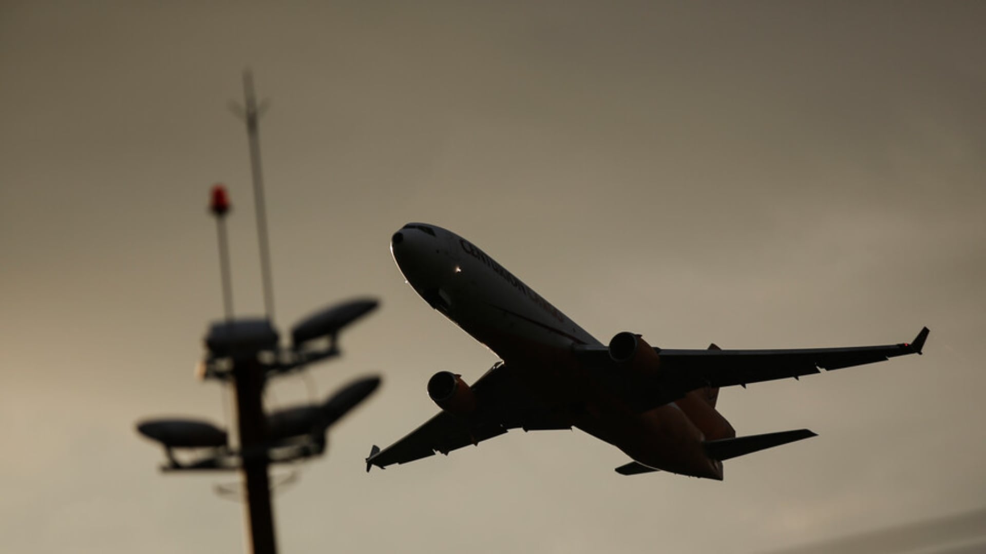 Aerocivil activa contingencia en El Dorado por falla técnica y alerta por demoras