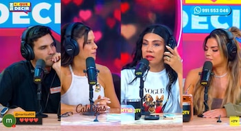 Panel de televisión con cuatro presentadores, dos hombres y dos mujeres, usando auriculares y micrófonos. Diana Sánchez se ve visiblemente emocionada