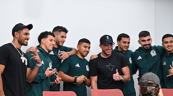 Jugadores de la Selección Mexicana posan junto a Stephen Deleonardis.
