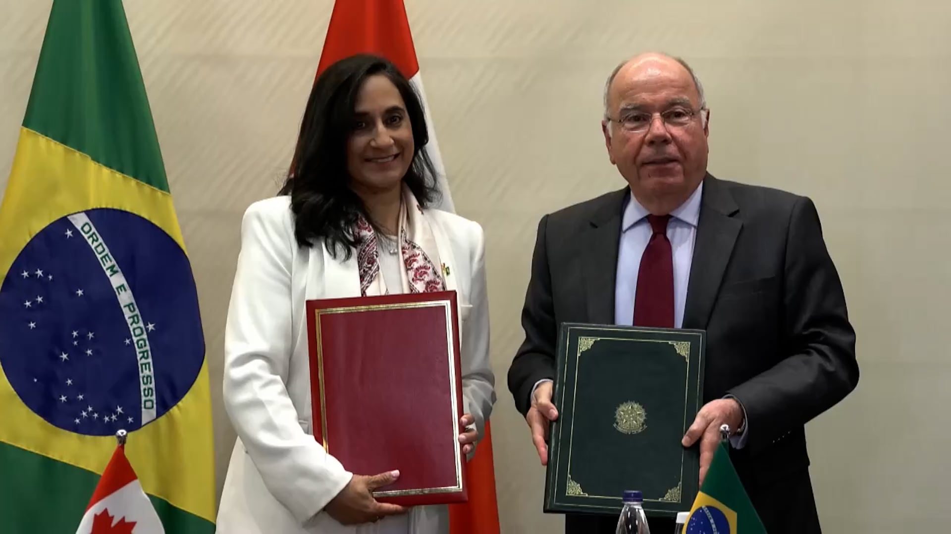 La ministra de Asuntos Exteriores de Canadá, Anita Anand, junto a par brasileño, Mauro Vieira