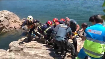 La Comunidad de Madrid alerta sobre saltar al agua desde rocas tras rescatar a un joven que no podía moverse ni salir del agua