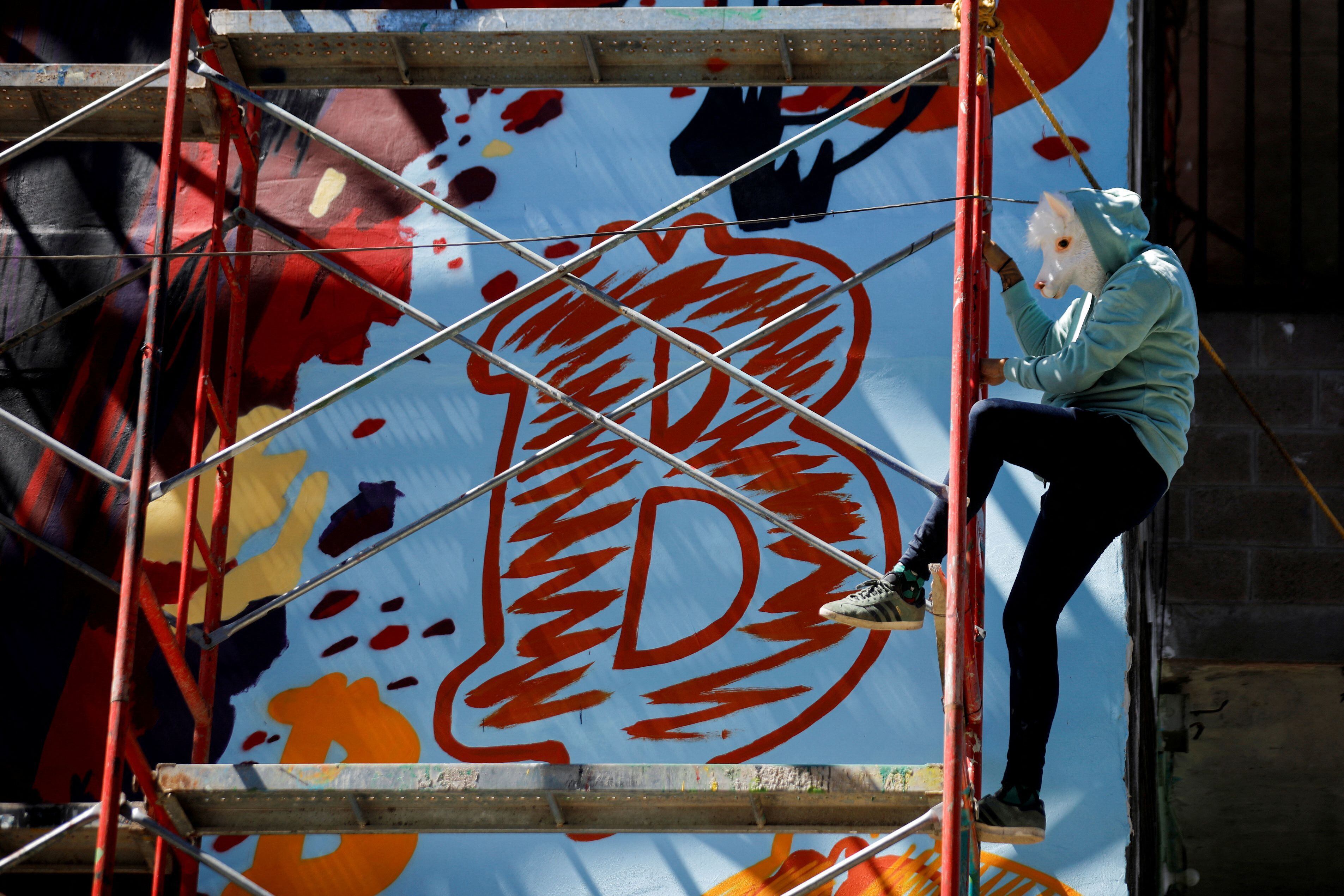 Se muestra un signo de Bitcoin en el cielo durante un espectáculo de drones para el inicio del Foro Plan B El Salvador, en San Salvador, El Salvador, el 30 de enero de 2025. (REUTERS/Jose Cabezas)