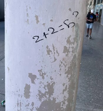 La frase “2+2=5” no alude a las matemáticas, sino a la distancia entre la vida cotidiana en Cuba y la versión oficial de determinados acontecimientos. (Imagen de cortesía)