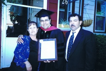 Con su título de Medicina