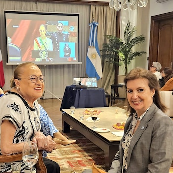 La canciller Diana Mondino asistió a la Embajada de México en Buenos Aires para marcar presencia, a la distancia, en la asunción de la nueva presidenta mexicana