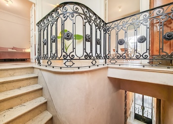 Con escaleras de mármol y