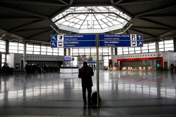 Un hombre espera en una estación de metro en el aeropuerto Venizelos en Atenas (Grecia). EFE/Yannis Kolesidis/Archivo