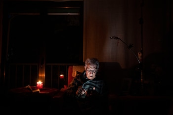 Un hombre consulta su móvil