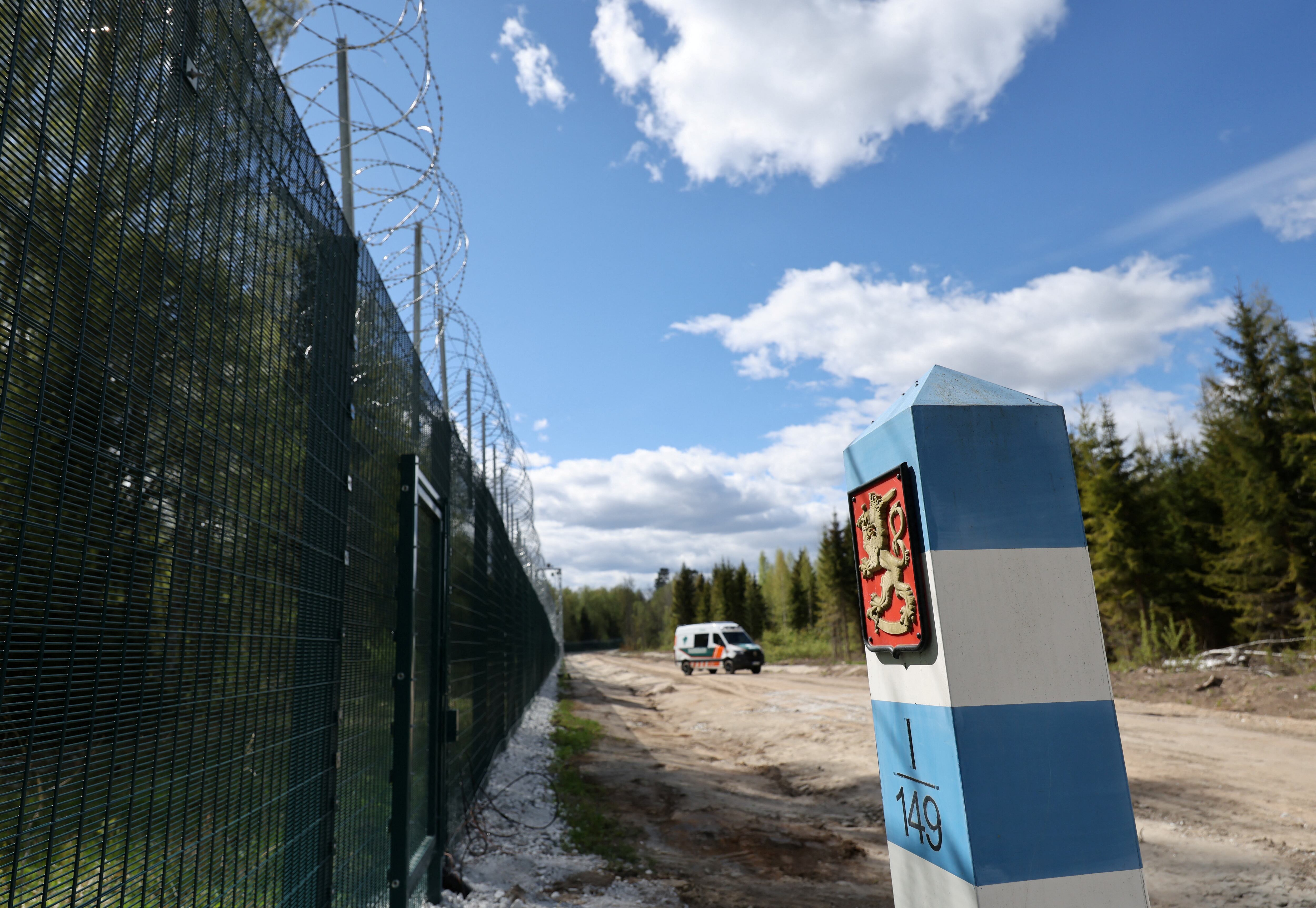 Vista de la nueva valla de la frontera ruso-finlandesa en Nuijamaa, Finlandia (REUTERS/Leonhard Foeger)