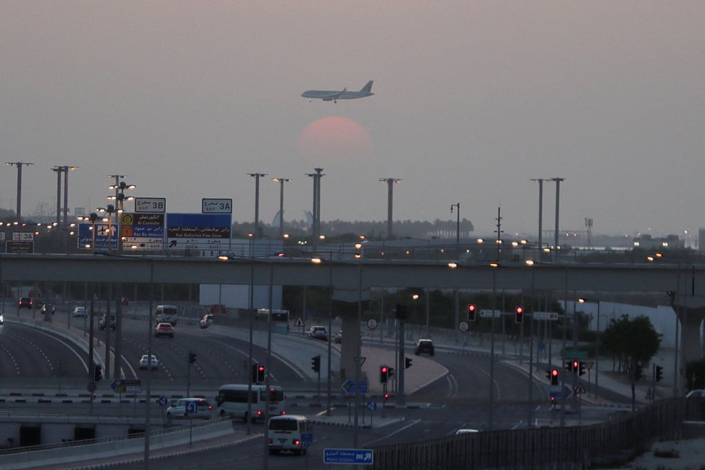 Un avión de pasajeros vuela durante el amanecer visto desde Al Thumama. REUTERS/Stringer