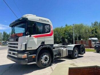 Un camión tractor modelo Scania