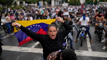Manifestantes protestaron contra los resultados oficiales de las elecciones que declaran la reelección del presidente Nicolás Maduro, el día después de la votación en Caracas - crédito Matías Delacroix/AP