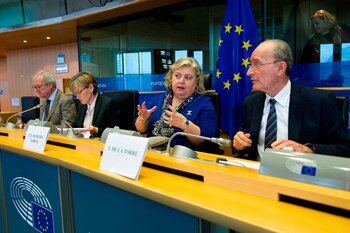 La irlandesa Mairead McGuinness (2d),