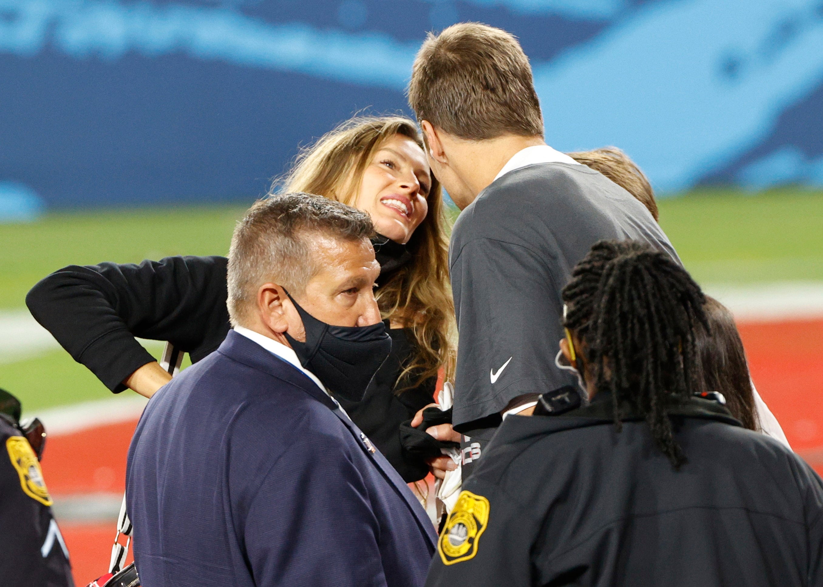 La modelo y el mariscal de camó tras el Super Bowl LV (REUTERS/Shannon Stapleton)