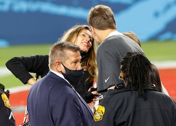 La modelo y el mariscal de camó tras el Super Bowl LV (REUTERS/Shannon Stapleton)