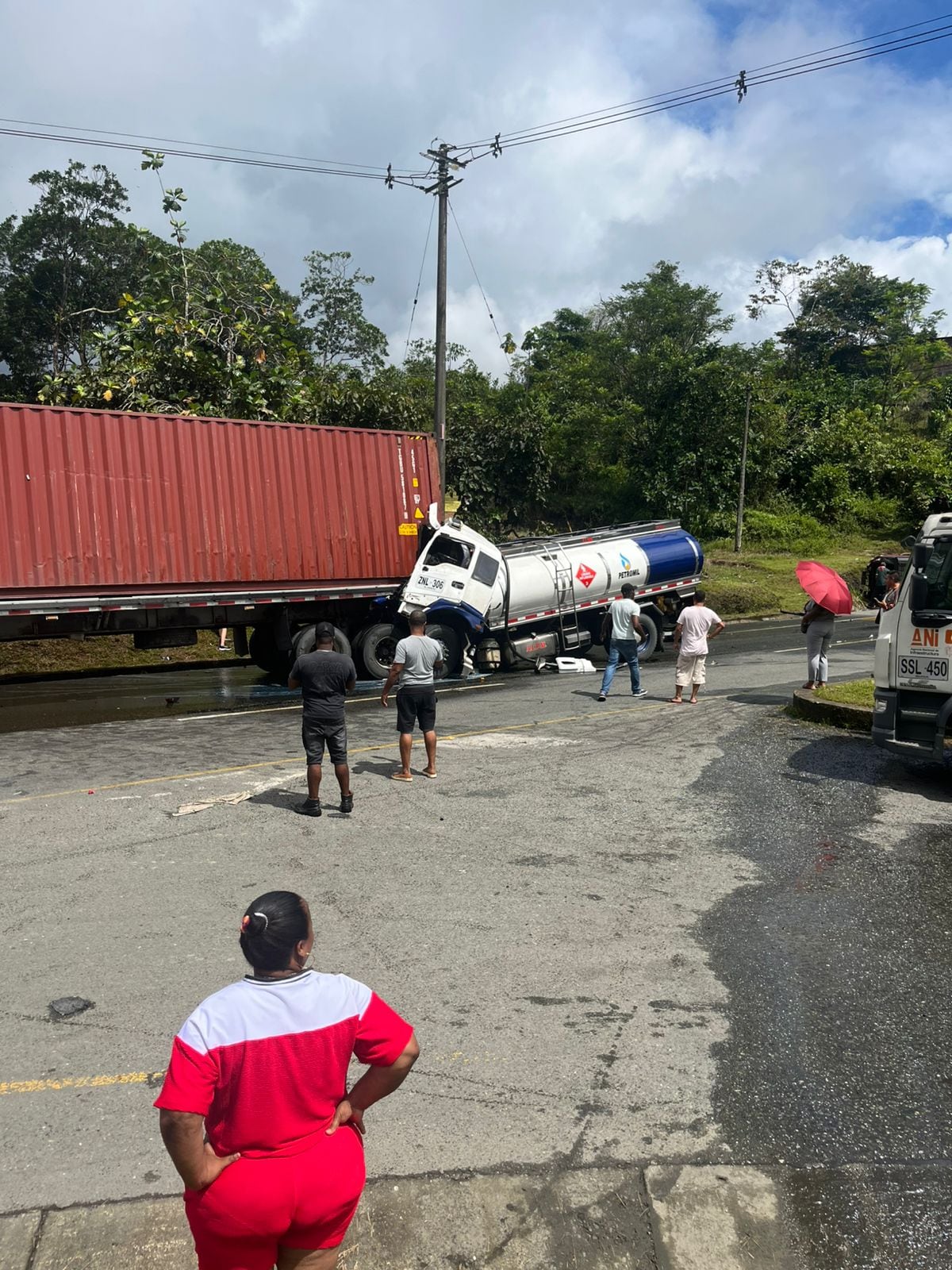 El Cuerpo de Bomberos y Policía atienden la emergencia - crédito @H75Harry/X