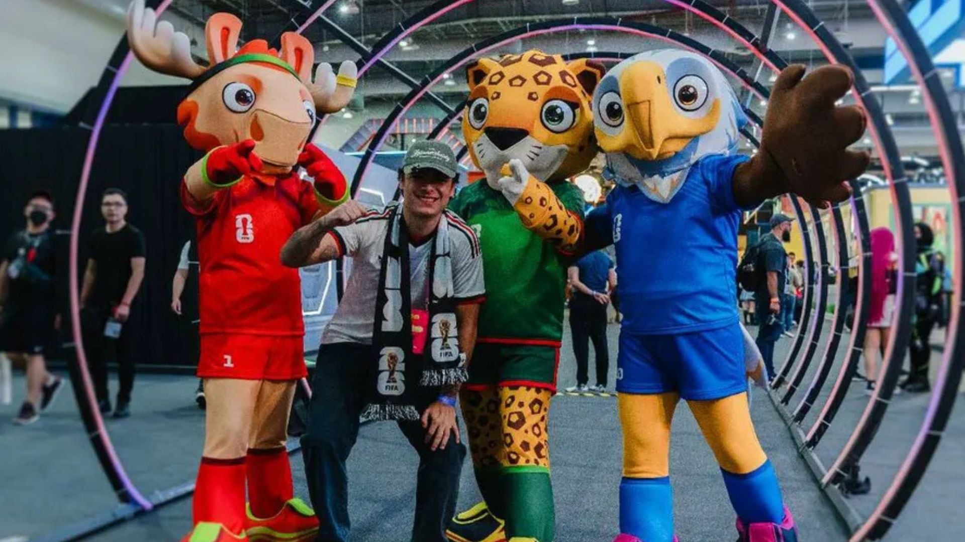 Maple, Zayu y Clutch llegan a la CCXPMX26 a 48 días del Mundial 2026. (FIFA)