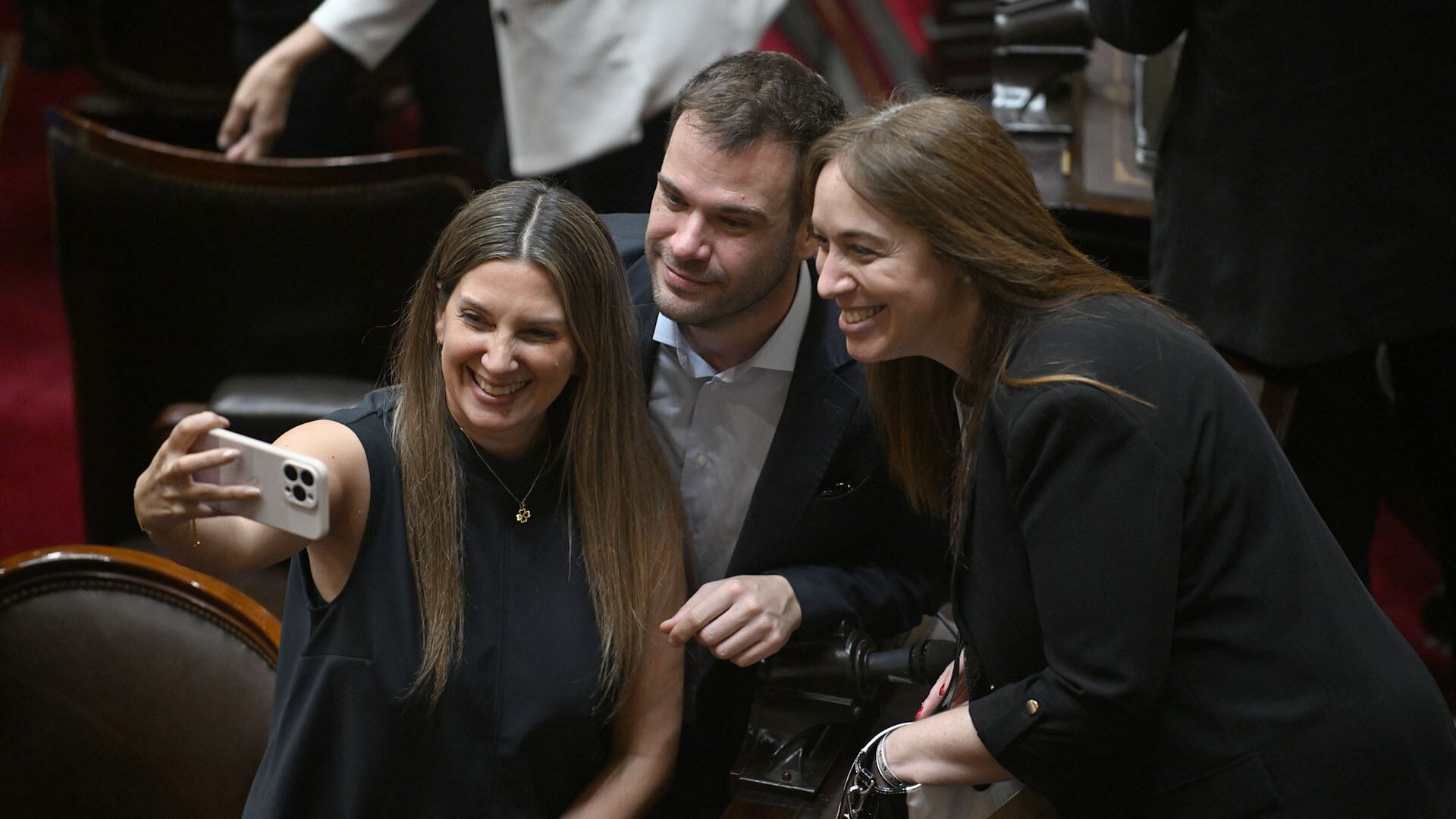 Las diputadas salientes del PRO, Silvia Lospennato y María Eugenia Vidal, sacándose una selfie con su par de la Coalición Cívica Juan Manuel López