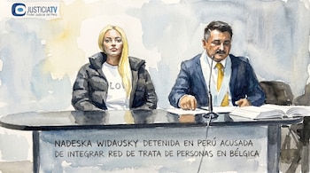 Una pintura en acuarela muestra a Nadeska Widausky con cabello rubio y chaqueta oscura junto a un hombre con traje y corbata amarilla, ambos sentados frente a una mesa.