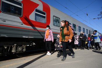 Miles de personas intentan salir