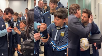 Lionel Messi recibió regalos de parte del presidente de la Conmebol, Alejandro Domínguez